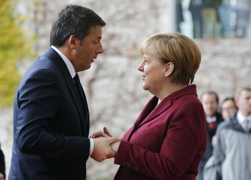 © Reuters. Chanceler da Alemanha, Angela Merkel, e primeiro-ministro italiano, Matteo Renzi, durante evento em Berlim