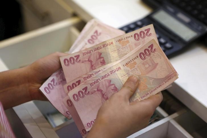 © Reuters. Турецкие лиры в пункте обмена валют в Стамбуле