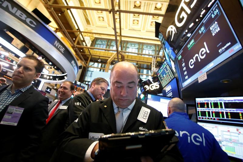 © Reuters. Traders work on the floor of the NYSE in New York City