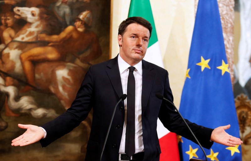 © Reuters. Italy's Prime Minister Matteo Renzi gestures during a news conference in Rome