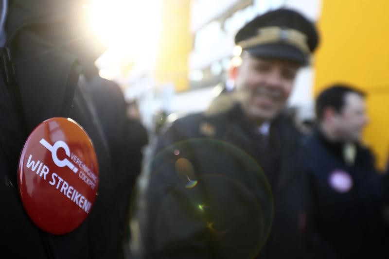 © Reuters. A pilot takes part in a demonstration during a strike of the German airline Lufthansa pilots at Frankfurt airport