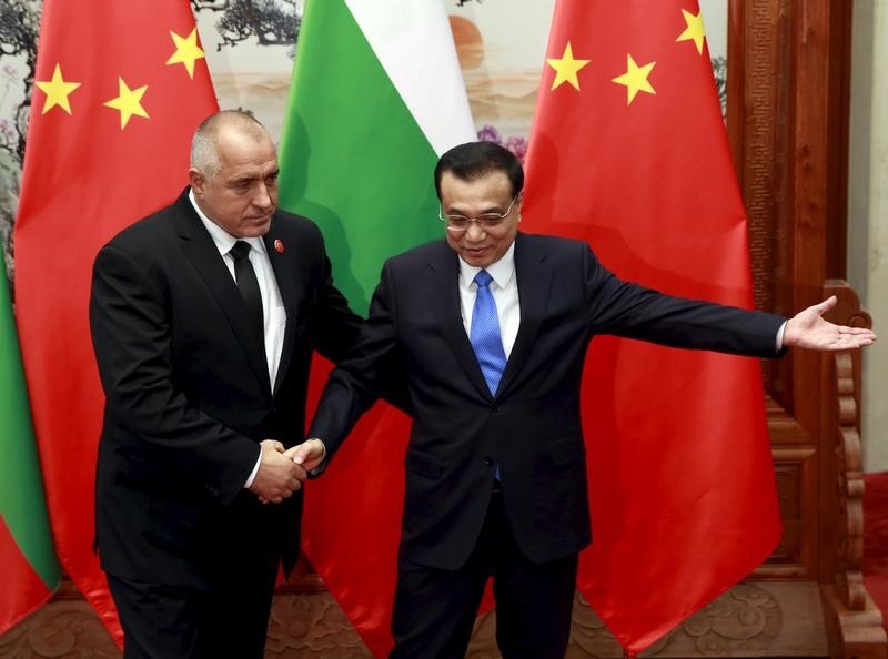 © Reuters. Li Keqiang shows the way to Boiko Borisov during their meeting on the sidelines of the 4th Meeting of Heads of Government of China and Central and Eastern European Countries, at the Great Hall of the People in Beijing