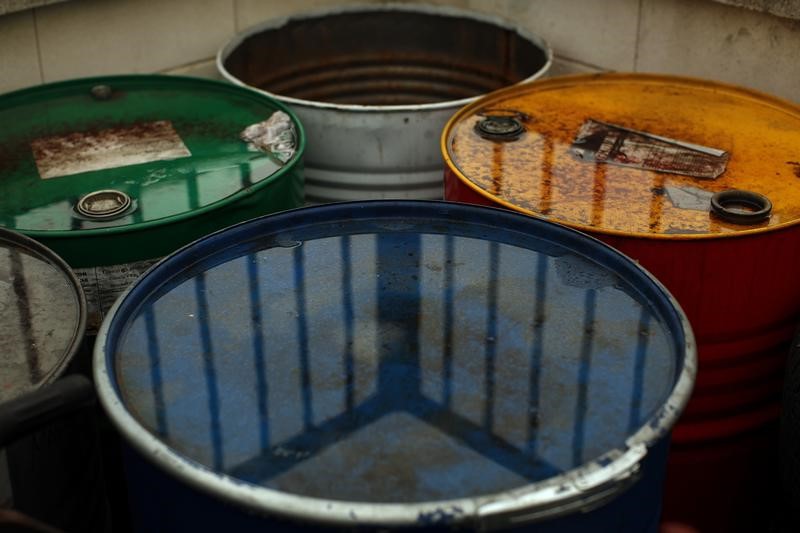 © Reuters. Used oil barrels are seen outside a garage in Cuevas del Becerro