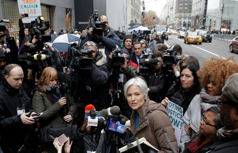 © Reuters. Green Party presidential nominee Jill Stein speaks during a news conference outside Trump Tower in Manhattan, New York