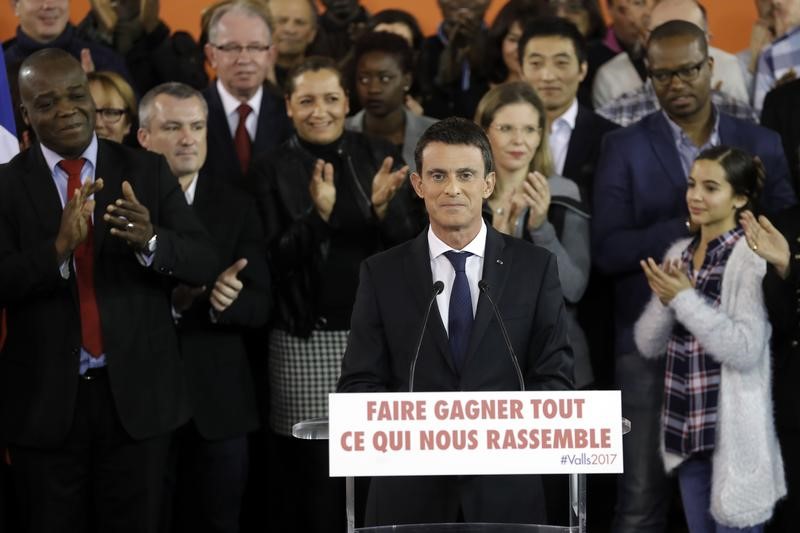 © Reuters. El primer ministro francés Manuel Valls anuncia su candidatura a las presidenciales