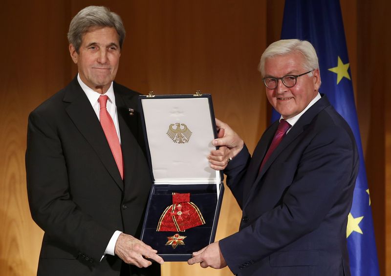 © Reuters. U.S. Secretary of State Kerry receives the German Order of Merit from German counterpart Steinmeier in Berlin