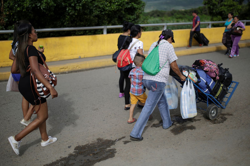 © Reuters. People cross to Venezuela over the Simon Bolivar international bridge after shopping in Cucuta