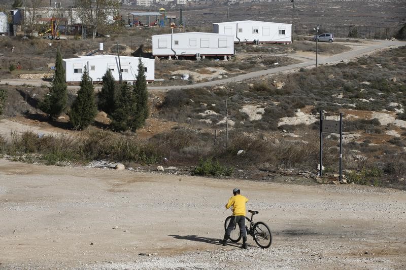 © Reuters. مركز إسرائيلي: الاستيلاء على أراضي الفلسطينيين يتم بالعديد من الوسائل
