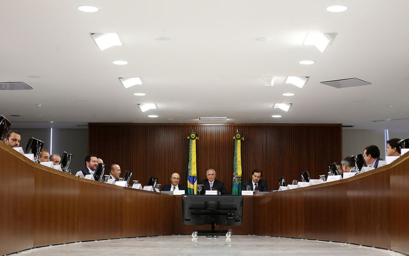© Reuters. Brazil's President Temer attends a meeting with political leaders to back his unpopular proposal to reform the country's pension system, at Planalto Palace in Brasilia