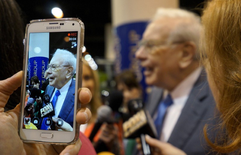 © Reuters. Berkshire Hathaway CEO Warren Buffett is seen on a cellphone camera as he talks to reporters prior to the Berkshire annual meeting in Omaha