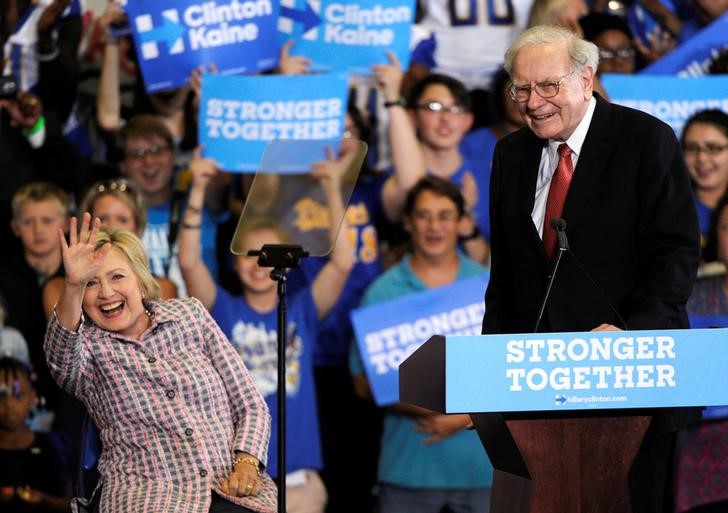 © Reuters. U.S. Democratic presidential candidate Hillary Clinton waves to supporters as she is introduced by Warren Buffett during a campaign rally at the Omaha North High Magnet School in Omaha, Nebraska