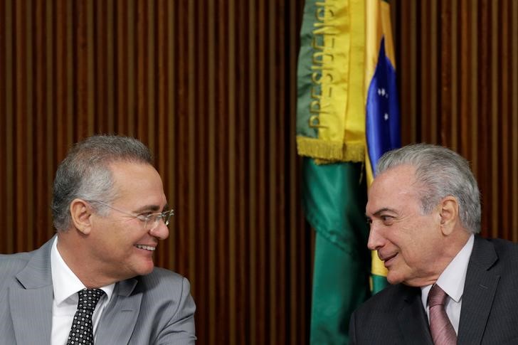 © Reuters. El presidente del Senado de Brasil, Renan Calheiros (izquierda), conversa con el mandatario brasileño Michel Temer durante una reunión en el palacio de Planalto en Brasilia. Imagen de archivo
