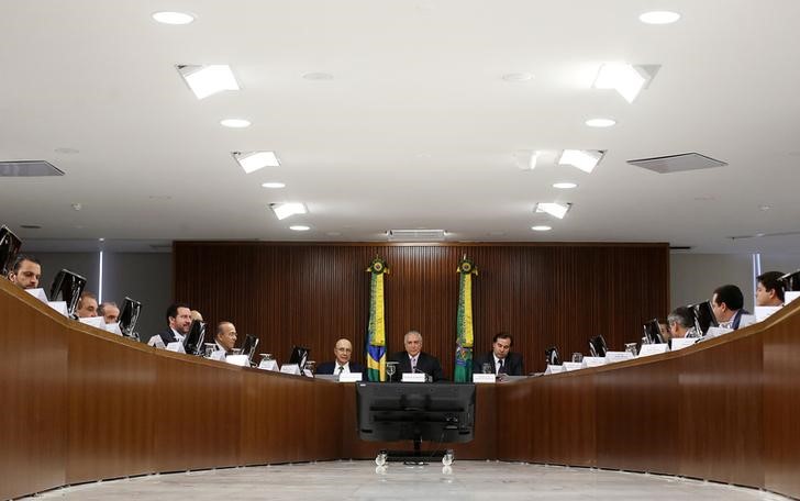 © Reuters. Presidente Michel Temer participa de reunião sobre reforma da Previdência com líderes parlamentares no Palácio do Planalto, em Brasília