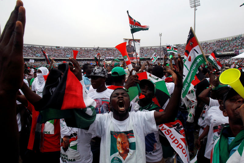© Reuters. Supporters of John Dramani Mahama, Ghana's president and National Democratic Congress (NDC) presidential candidate celabrate as they attend his rally at Accra sport stadium
