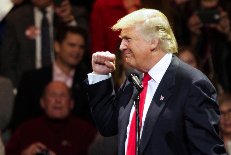 © Reuters. U.S. President-elect Donald Trump speaks at a rally as part of their "USA Thank You Tour 2016" in Cincinnati