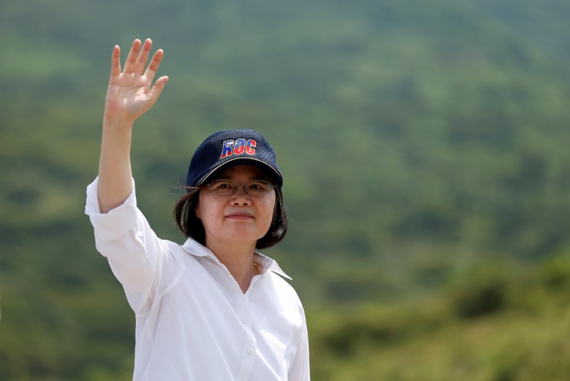 © Reuters. Taiwanese President Tsai Ing-wen waves after the annual Han Kuang military drill simulating the China's People's Liberation Army (PLA) invading the island, in Pingtung county, southern Taiwan