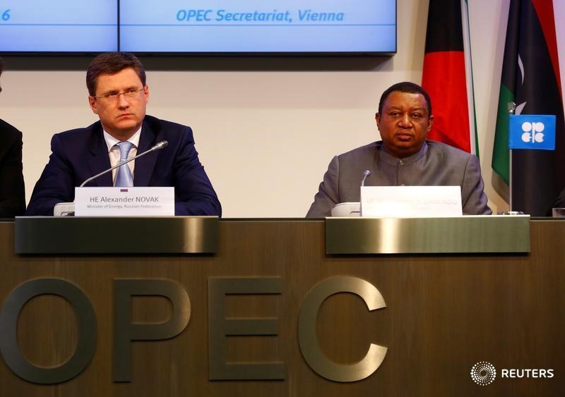 © Reuters. Глава Минэнерго РФ Александр Новак (слева) и генсек ОПЕК Мохаммед Баркиндо на пресс-конференции в Вене