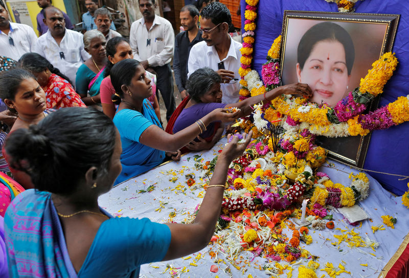 © Reuters. Supporters of Tamil Nadu Chief Minister Jayalalithaa Jayaraman attend a prayer ceremony at the AIADMK party office in Mumbai