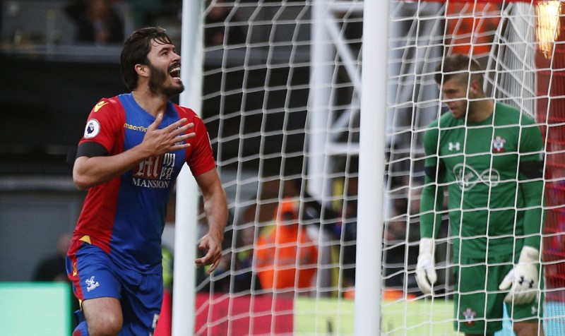 © Reuters. Crystal Palace's James Tomkins celebrates after scoring their second goal