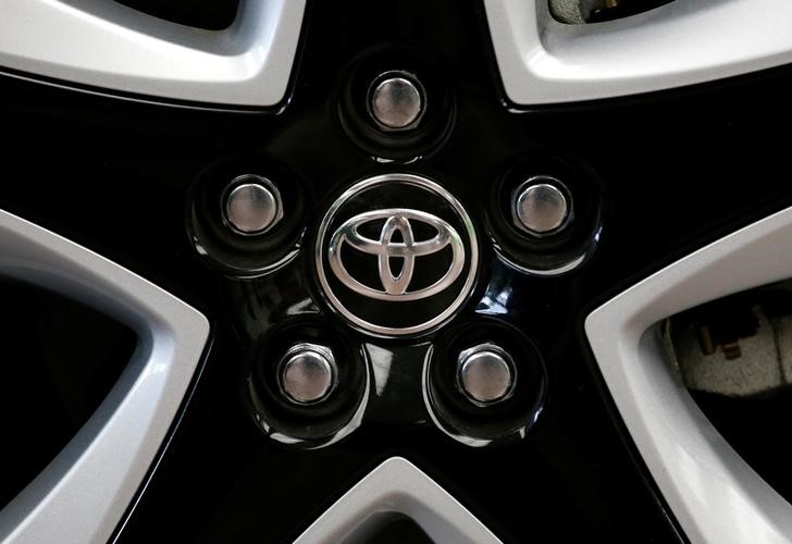 © Reuters. Toyota Motor Corp's  logo on a wheel in its Prius model is pictured at its office building in Tokyoyo