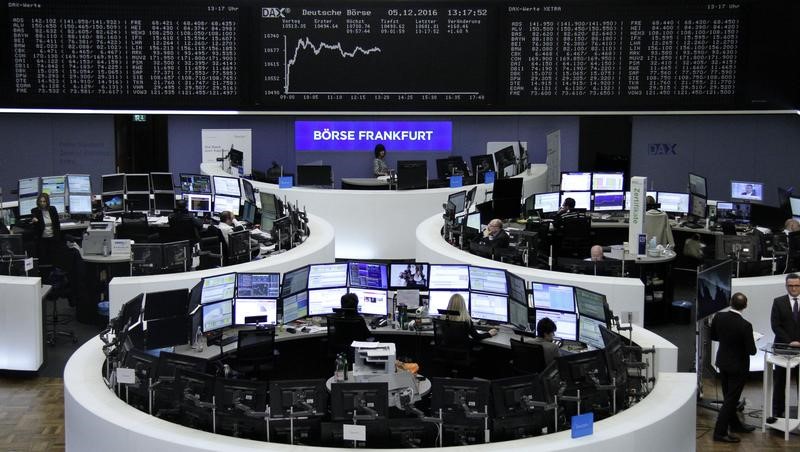 © Reuters. Las bolsas europeas suben levemente en volátil sesión