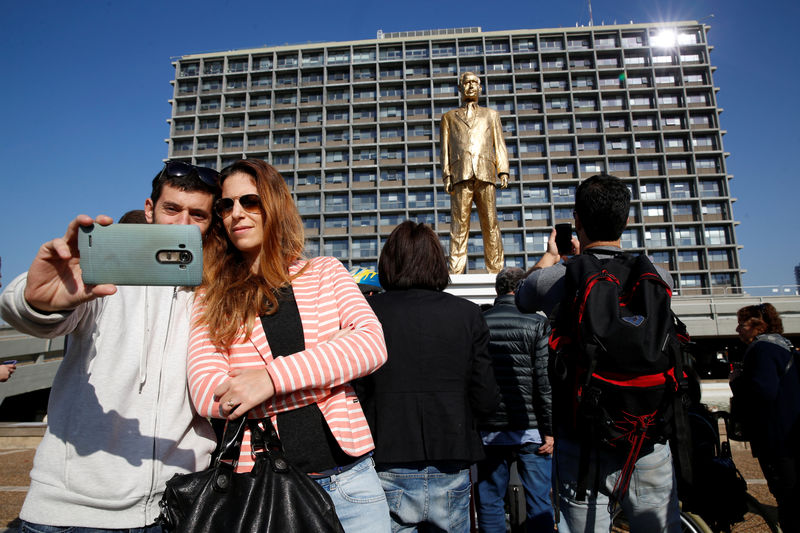 © Reuters. People photograph a statue of Israeli Prime Minister Benjamin Netanyahu, created by Israeli artisit Itay Zalait as a political protest against Netanyahu, and placed without official permission is seen outside Tel Aviv's city hall, Israel