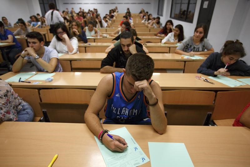 © Reuters. Los estudiantes españoles mejoran en ciencias y comprensión lectora