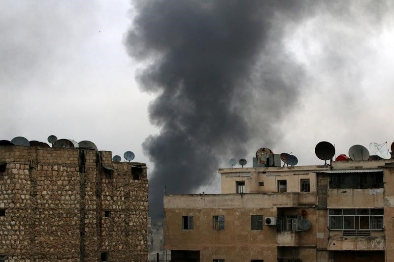 © Reuters. سوريا ترفض أي محاولة لوقف إطلاق النار بشرق حلب إذا بقي مقاتلو المعارضة