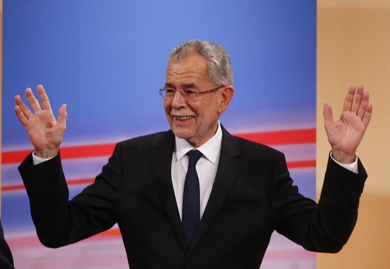 © Reuters. فوز فان دير بيلين في انتخابات الرئاسة النمساوية