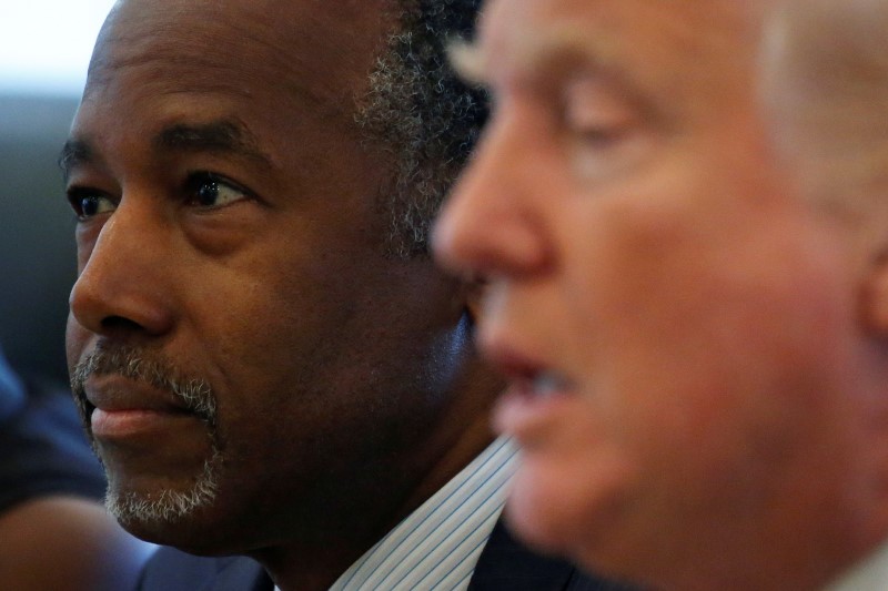 © Reuters. Ben Carson and Republican presidential then nominee Donald Trump speak during a round table with the Republican Leadership Initiative at Trump Tower in the Manhattan borough of New York