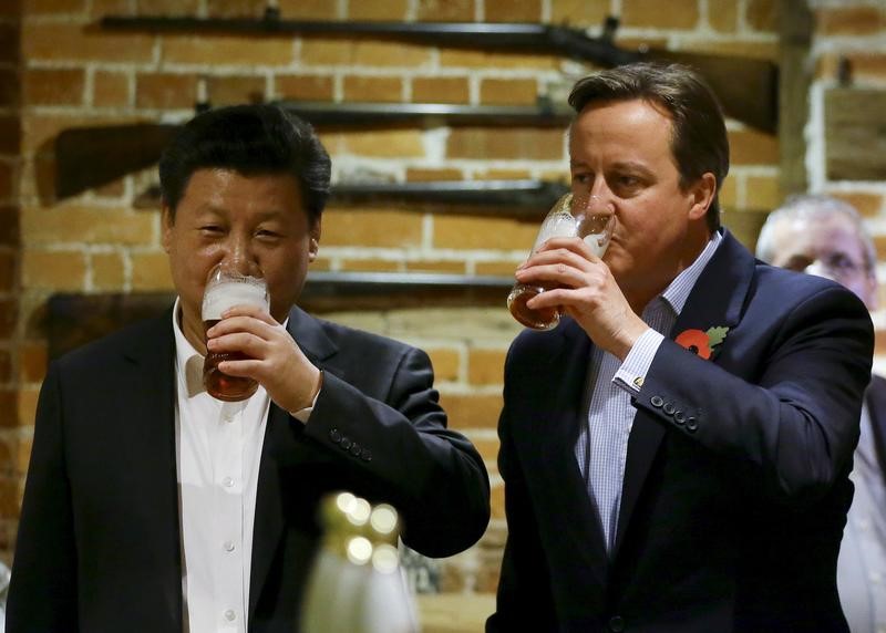 © Reuters. Britain's Prime Minister David Cameron drinks beer with Chinese President Xi Jinping at a pub in Princes Risborough, near Chequers
