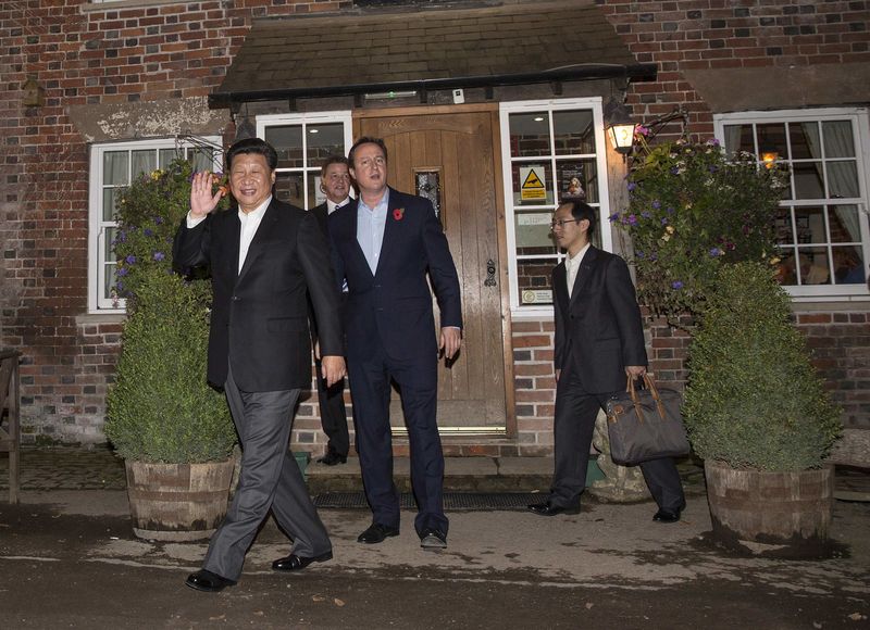 © Reuters. Britain's Prime Minister David Cameron and China's President Xi Jinping leave The Plough At Cadsden
