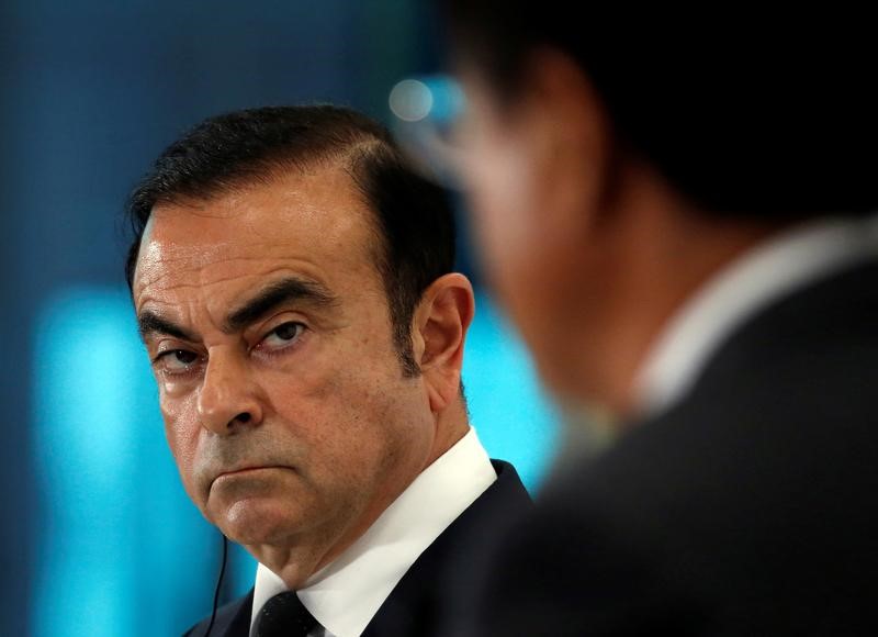 © Reuters. Ghosn, Chairman and CEO of the Renault-Nissan Alliance and Mitsubishi Motors Corp's Chairman and CEO Masuko attend their joint news conference in Tokyo