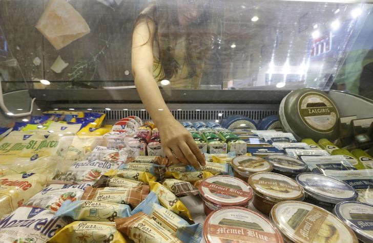 © Reuters. Молочные продукты на ярмарке в Москве