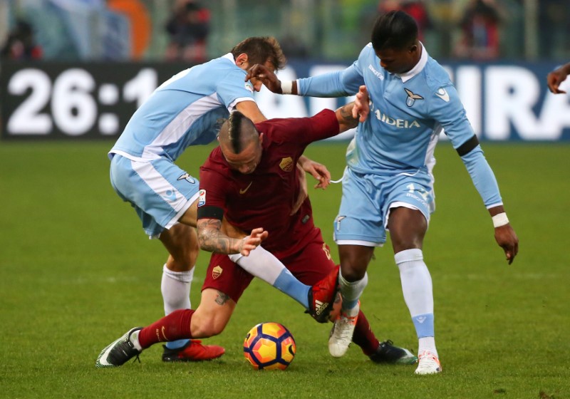 © Reuters. Un momento del derby tra Lazio e Roma