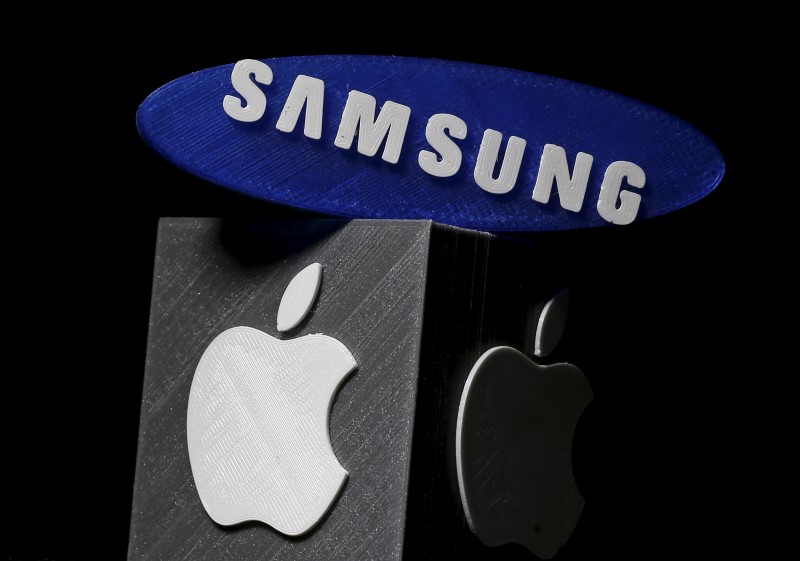 © Reuters. 3D-printed Samsung and Apple logos are seen in this picture illustration made in Zenica
