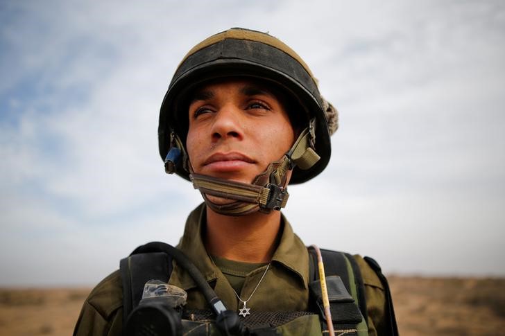 © Reuters. في محاولة للانتماء...شبان من عرب إسرائيل ينضمون للجيش
