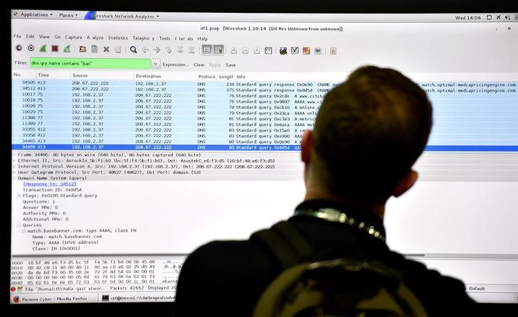 © Reuters. Участник конференции по кибербезопасности смотрит на монитор