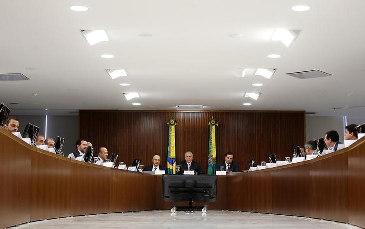 © Reuters. Presidente Michel Temer com líderes políticos durante apresentação das novas regras da reforma da Previdência, no Palácio do Planalto