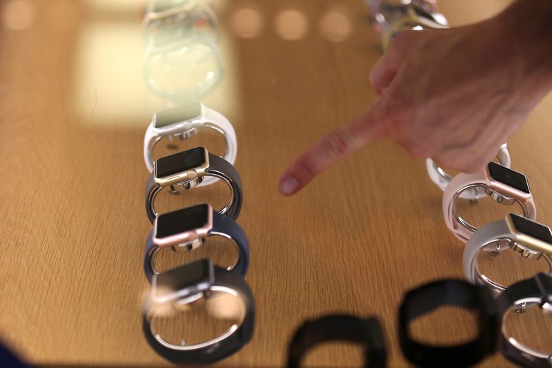 © Reuters. The new Apple Watch models are diplayed inside an Apple Inc. store in Los Angeles
