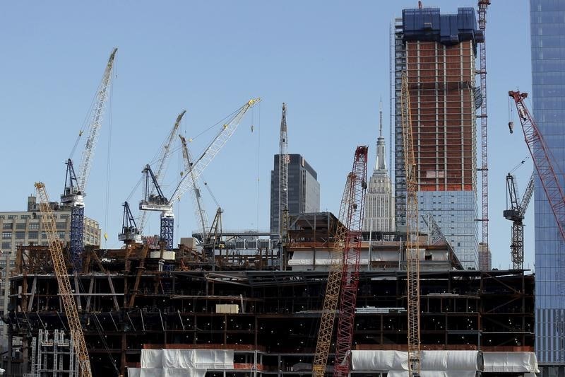 © Reuters. Construction cranes surround the base of the 30 Hudson Yards building, Wells Fargo & Co.'s future offices in New York