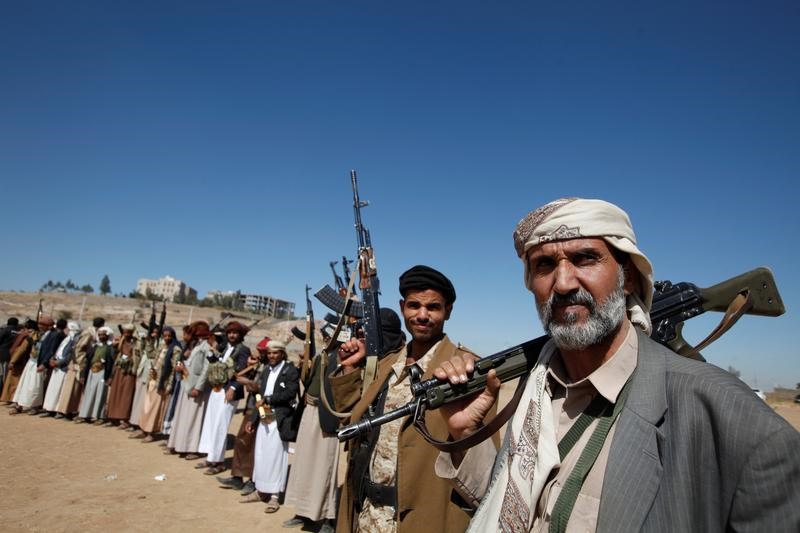© Reuters. الآلاف يتظاهرون تأييدا للحكومة التي شكلها الحوثيون في صنعاء