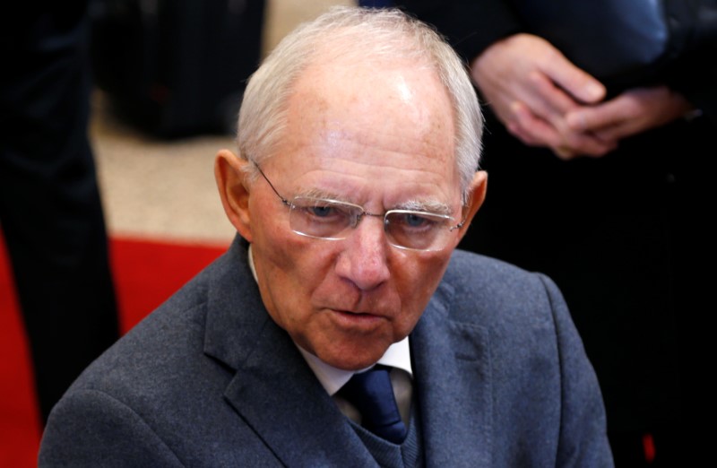 © Reuters. German Finance Minister Schaeuble arrives at a euro zone finance ministers meeting in Brussels