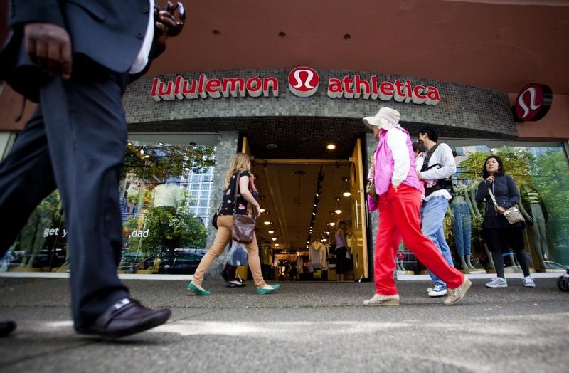 © Reuters. People walk past a store of yogawear retailer Lululemon Athletica in downtown Vancouver