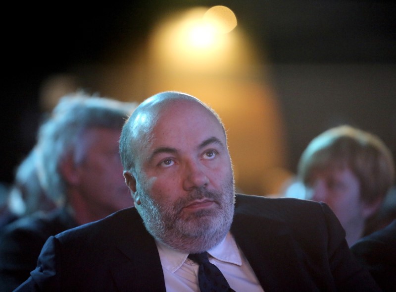 © Reuters. Monte Dei Paschi di Siena (MPS) CEO Fabrizio Viola attends a FABI meeting in Milan