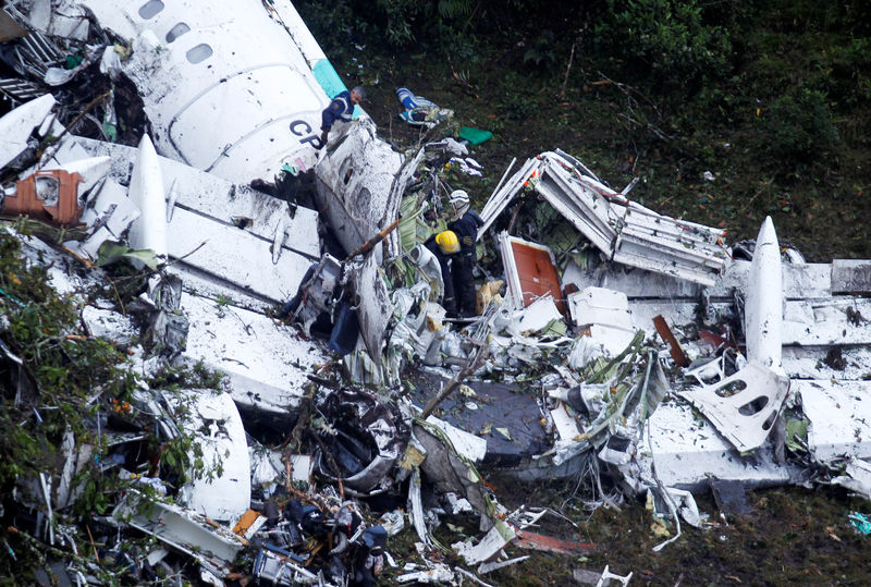 © Reuters. Destroços de avião que caiu com time da Chapecoense perto de Medellín