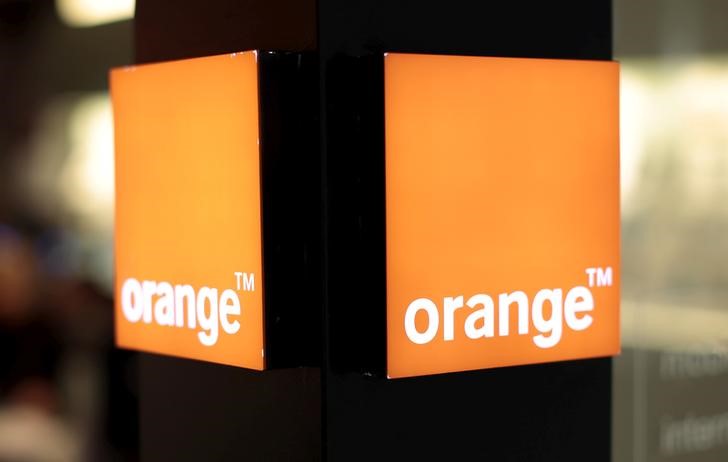 © Reuters. An Orange logo is seen in a phone shop of a shopping centre in Nice