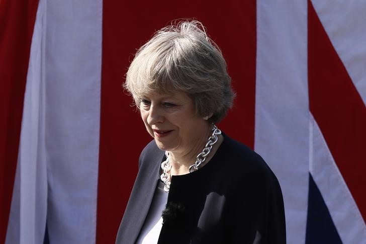 © Reuters. Primeira-ministrao britânica, Theresa May, espera para discursar para marinheiros no convés do HMS Ocean, no Bahrein