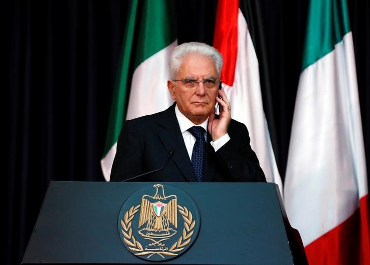 © Reuters. Italy's President Sergio Mattarella attends a joint news conference with Palestinian President Mahmoud Abbas in the West Bank city of Bethlehem