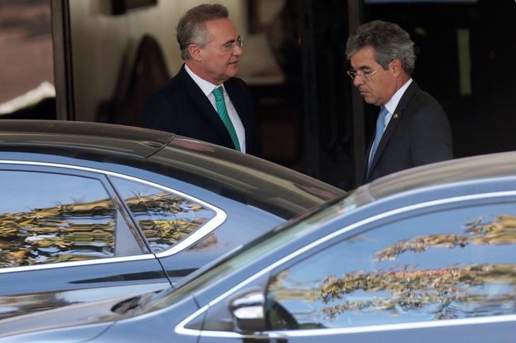 © Reuters. Senadores Renan Calheiros (E) e Jorge Viana (D) do lado de fora da residência oficial da presidência do Senado em Brasília